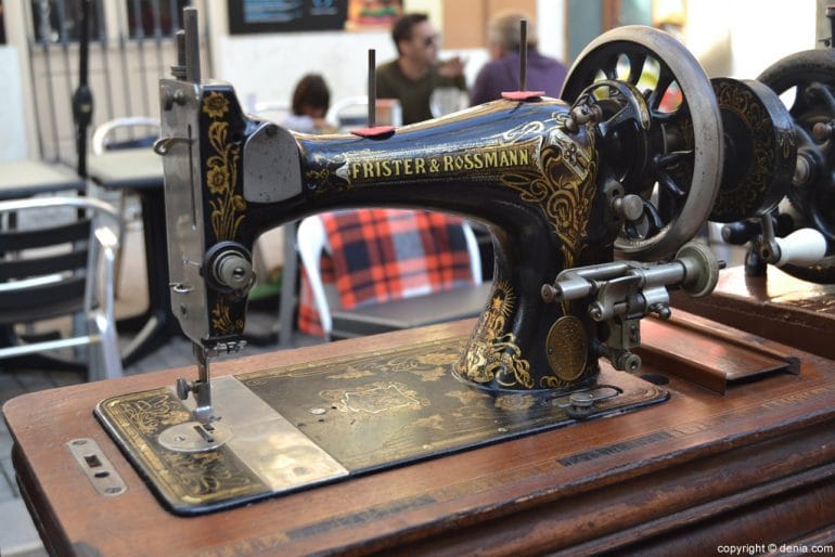 XIX Feria del Juguete Antiguo de Dénia - antigua máquina de coser