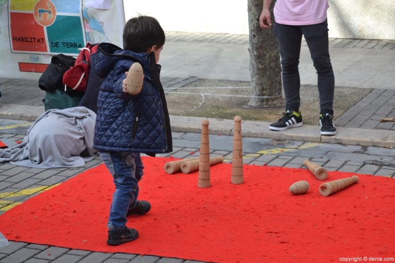 XIX Feria del Juguete Antiguo de Dénia - niño jugando a los bolos