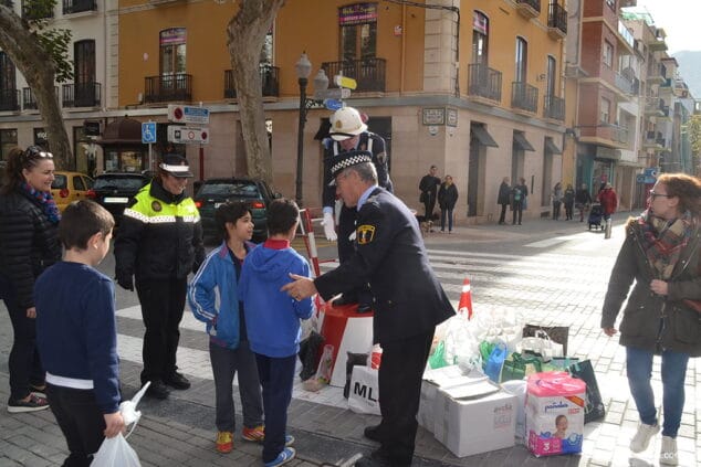 alumnos dejando alimentos