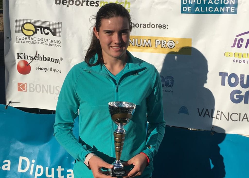 Triunfo para Andrea Redondo en el Máster Infantil del Circuito Alicantino 1 Andrea Redondo con su trofeo
