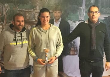 andrea redondo con su trofeo