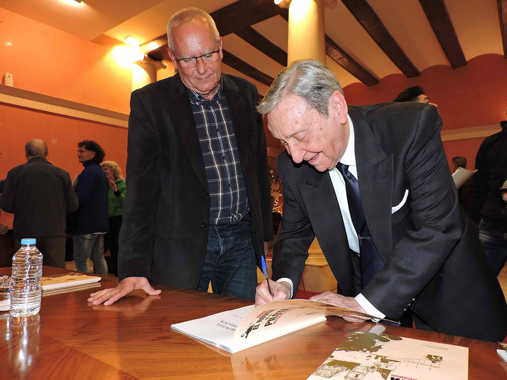 Antoni Reig Rovellet firmado el libro ante el alcalde