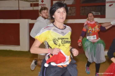 Atleta del enganxa’t a correr en la plaza de toros