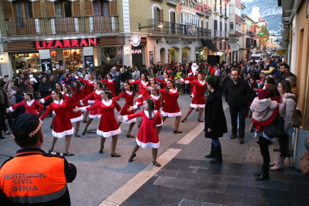 Papa Noel se llevó un gran saco de cartas de los niños dianenses 4 ballet en la calle diana