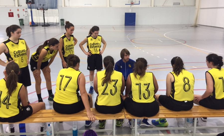 Banquillo del cadete Femenino 01 del Dénia Básquet