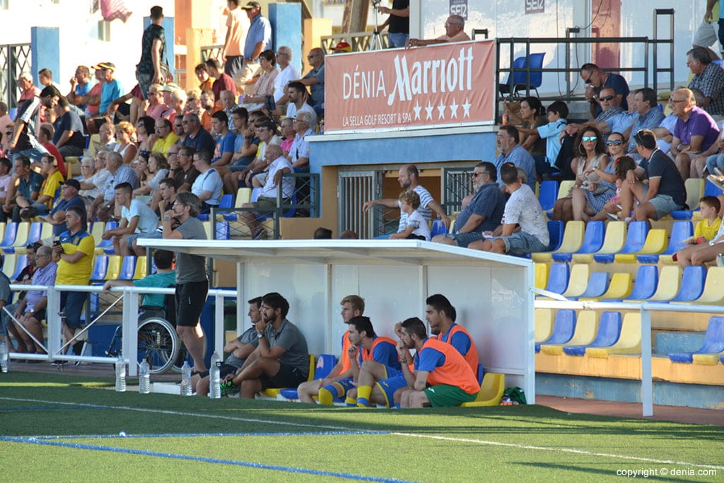 Banquillo del CD Dénia durante un partido