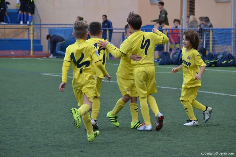 Benjamines del Villarreal CF celebrando un gol