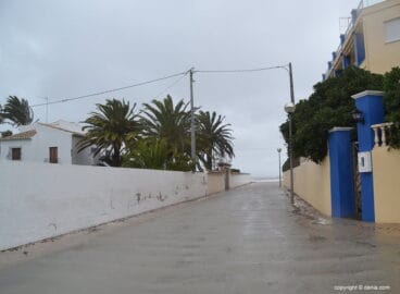 Camino de acceso a la playa en Les Marines
