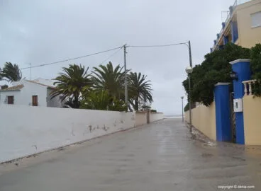 Camino de acceso a la playa en Les Marines