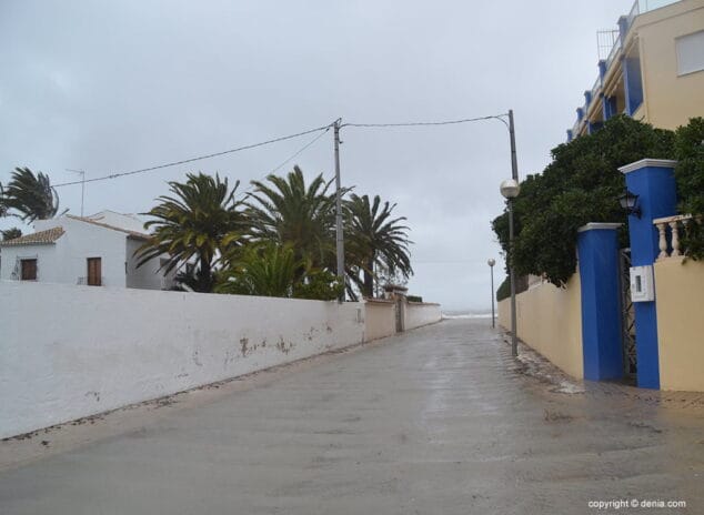 Aemet decreta la alerta roja en toda la comarca 6 camino de acceso a la playa en les marines