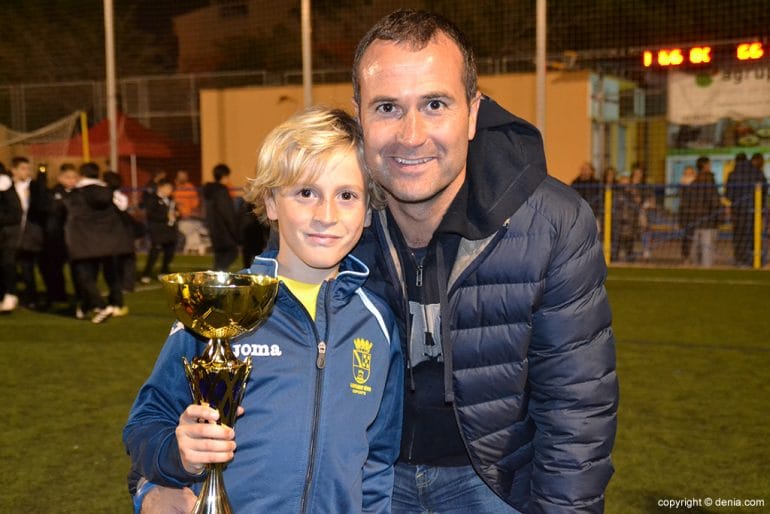 Carlos Colom con su hijo