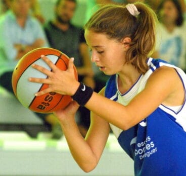 carmen coll lanzando a canasta