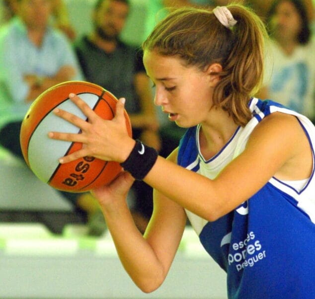carmen coll lanzando a canasta