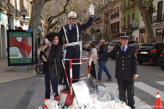 ciudadana con mascota con los agentes