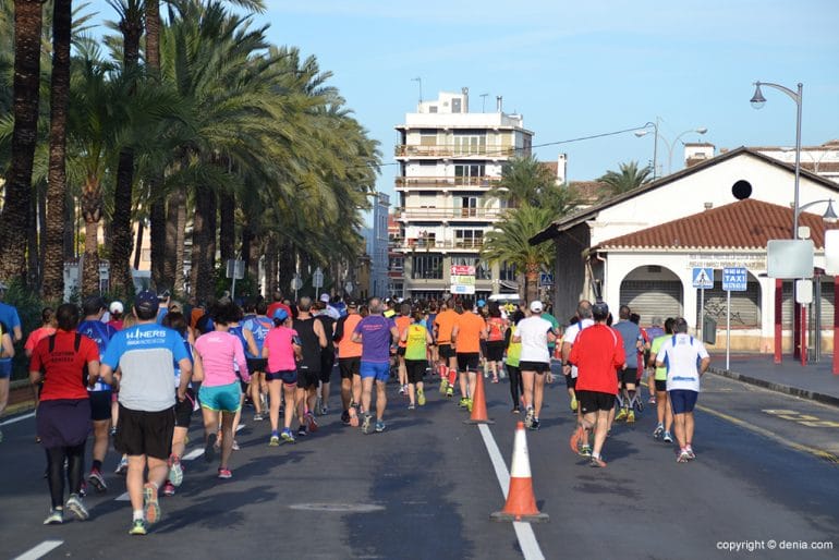 Colorido de atletas en la zona del puerto