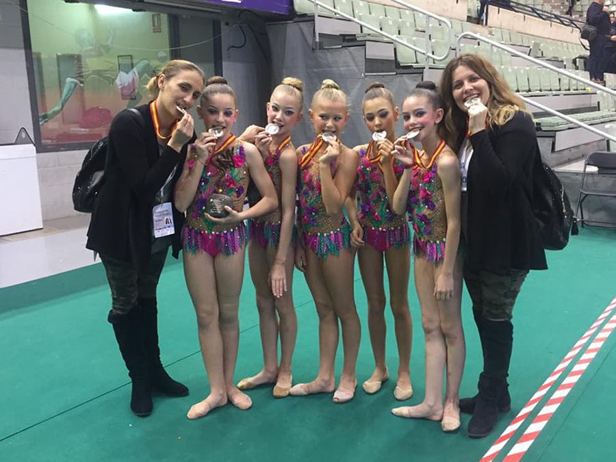 Conjunto alevín del CG Calpe luciendo medallas