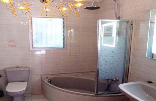 cuarto de bano con banera catorce soluciones inmobilairias