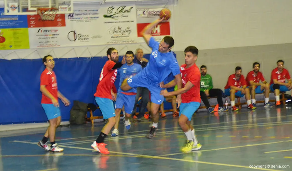 El triunfo del Garbi Dénia ante Horneo Alicante le vale para ser tercero (34-22) 1 David Moruno lanzando a portería