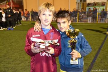 Dos jugadores benjamines dianenses con los trofeos