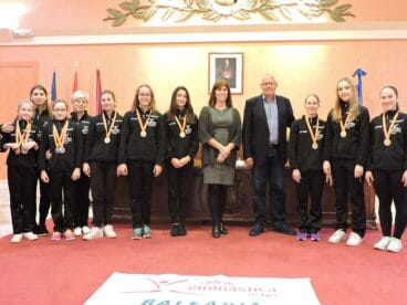 El alcalde con las gimnastas del Club Gimnàstica Dénia