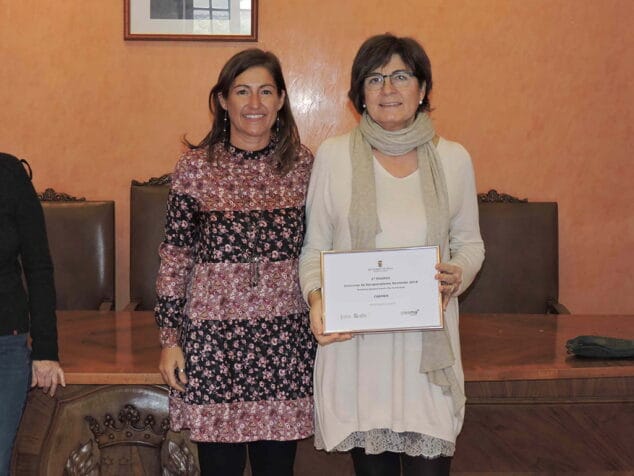 Premios del concurso de escaparatismo navideño para Verde Limón, Boutique Carmen y Olifant 8 eva ronda con la propietaria de la b carmen