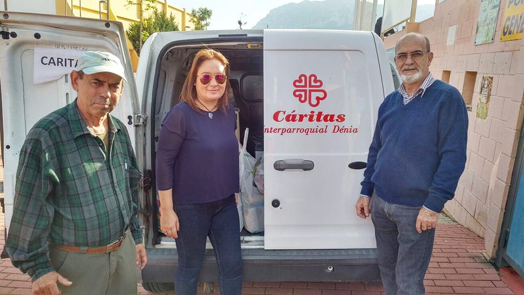 Los aficionados del CD Dénia entregaron 200 kilos de alimentos a Càritas 1 Gema Estrela con Siro Gómez de Cáritas Dénia