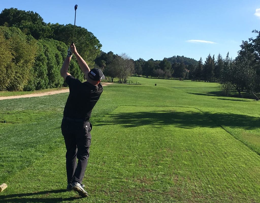Golfista en el campo de golf