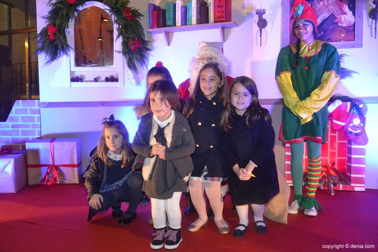 Grupo de niñas con Papa Noel