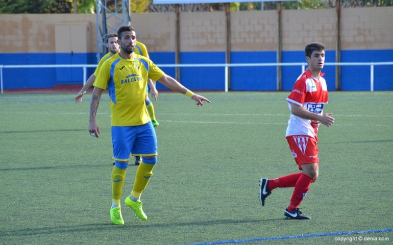 Javi durante el choque ante el Alcoyano