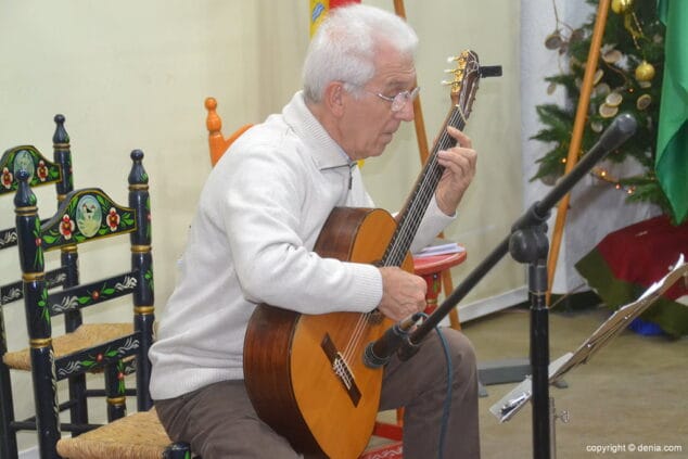 joaquin bosca tocando la guitarra