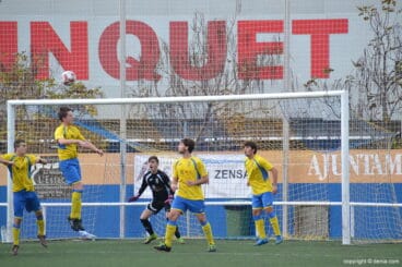 josep despejando de cabeza un balon