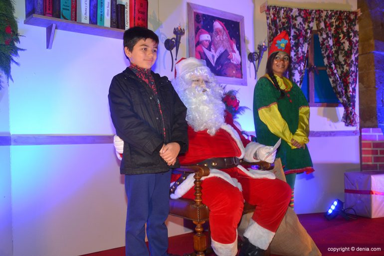 Joven junto a Papa Noel y un Elfo