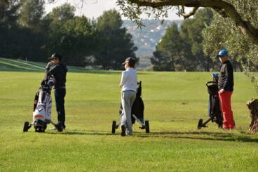 jovenes jugadores en el campo de la sella golf