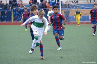Jugador ilicitano con el balón
