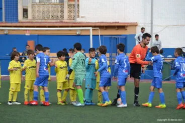 Jugadores benjamines del Villarreal CF y UD Oliva salundándose