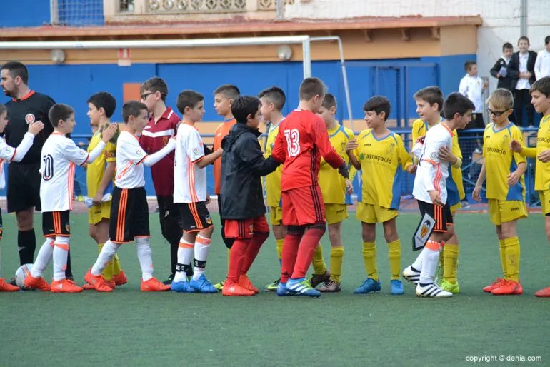 Jugadores del Valencia CF saludando a los dianenses
