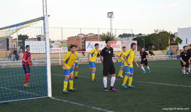 la defensa dianense defendiendo un corner