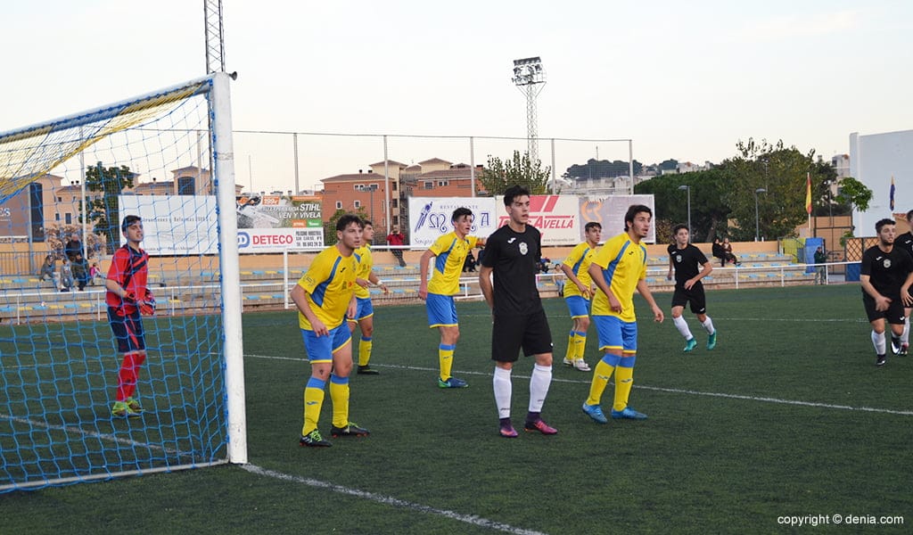 La defensa deniera defensant un corner