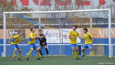 la defensa dianense despejando un balon