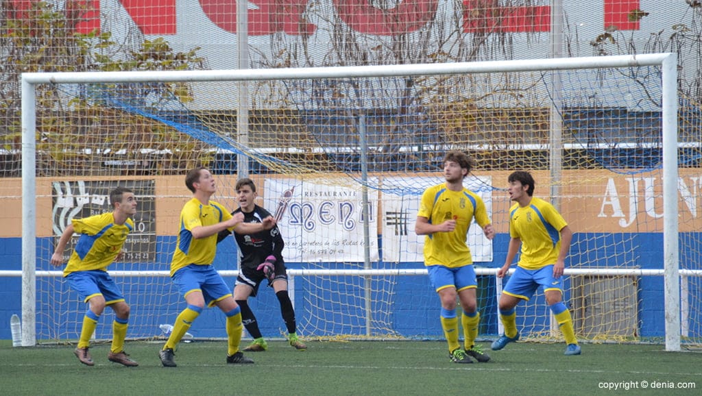 El juvenil del CD Dénia buscará una nueva victoria ante el CD Acero 1 La defensa dianense despejando un balón