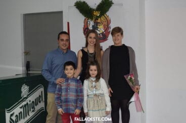 Los cargos junto a la autora del pergamino