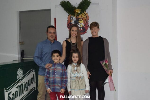 los cargos junto a la autora del pergamino