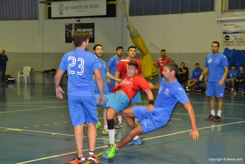 El triunfo del Garbi Dénia ante Horneo Alicante le vale para ser tercero (34-22) 2 Los jugadores del Garbi Dénia en defensa