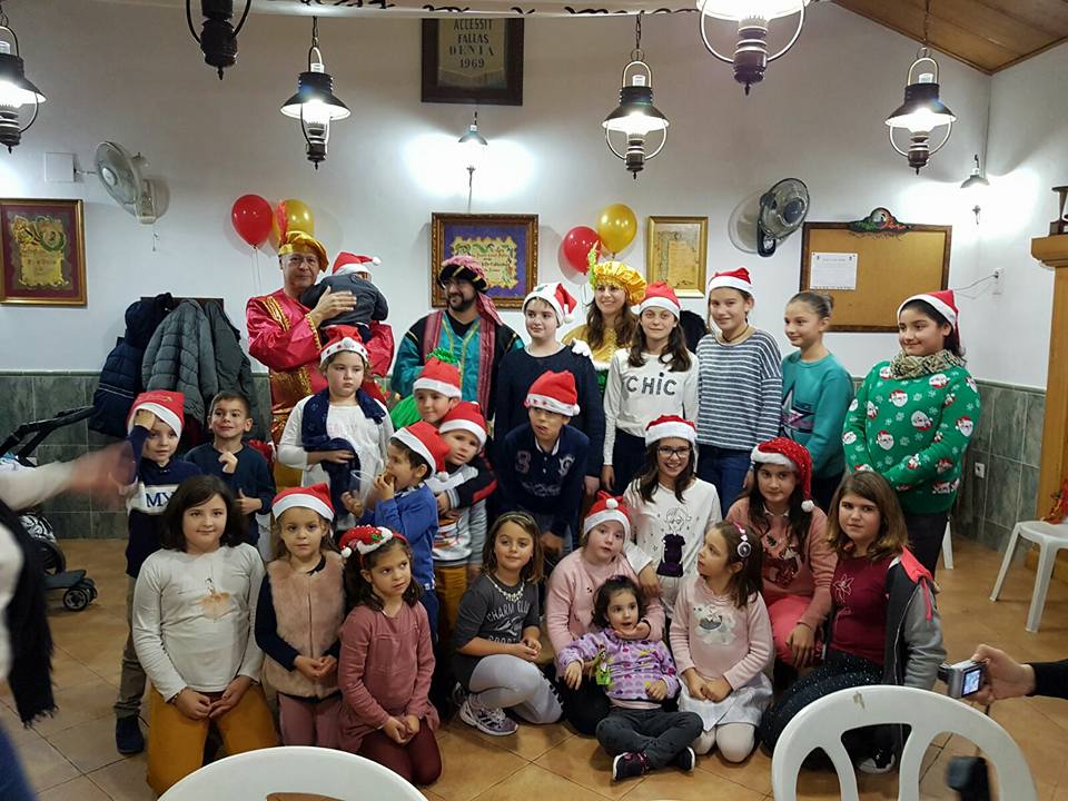 Los niños del Saladar con los pajes reales