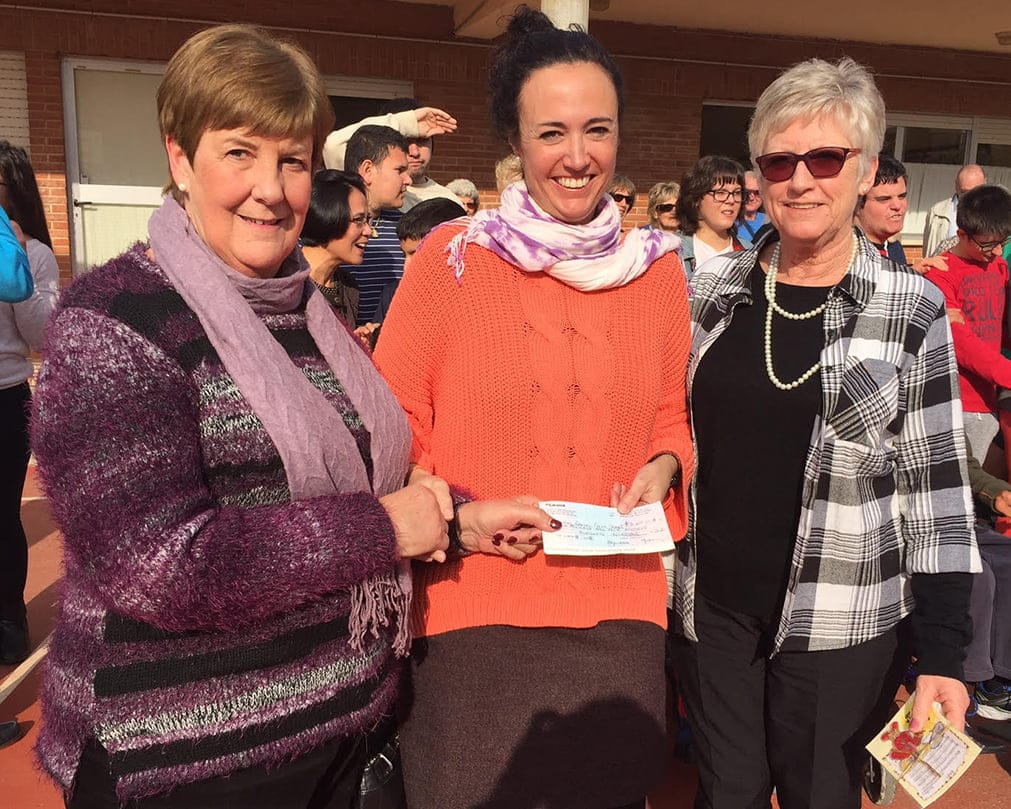 Mar Morant recogiendo el donativo del The Charity Shop