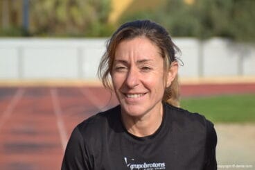 mayca sala luciendo sonrisa