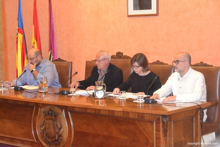 Mesa presidida por el alcalde