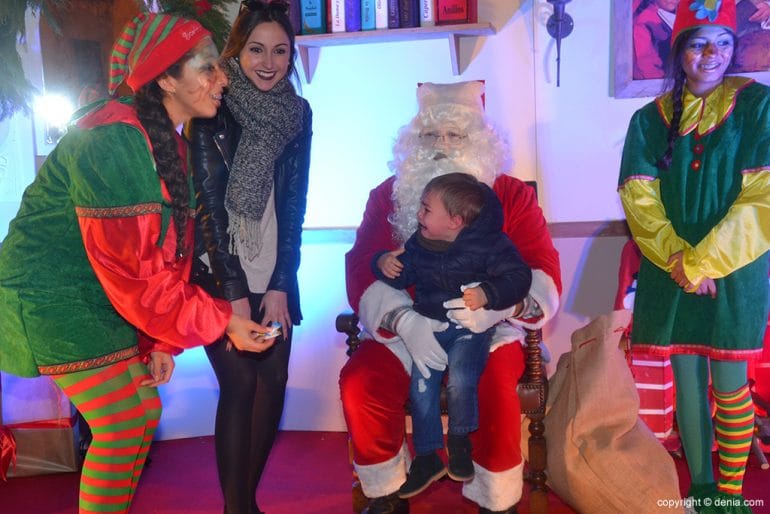 Niño consolado por Papa Noel