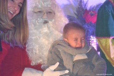 Niño llorando en los brazos de Papa Noel