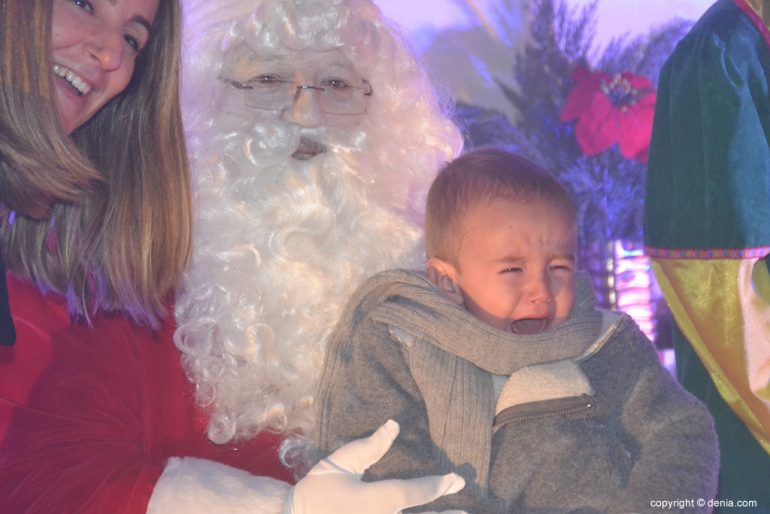 Niño llorando en los brazos de Papa Noel